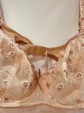 Floral Embroidered Underwire Bra in Nude Peach